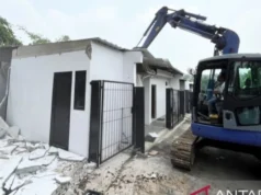 Momento in cui attrezzature pesanti smantellano 10 edifici di lusso nella prigione di Cibinong