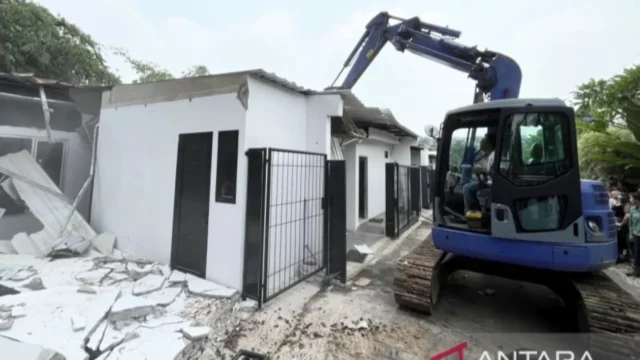 Momento in cui attrezzature pesanti smantellano 10 edifici di lusso nella prigione di Cibinong Momento in cui attrezzature pesanti smantellano 10 edifici di lusso nella prigione di Cibinong