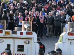 “Follia”: situazione di stallo nella città dell’Irlanda del Nord mentre i manifestanti bloccano la prima marcia degli orangisti da decenni