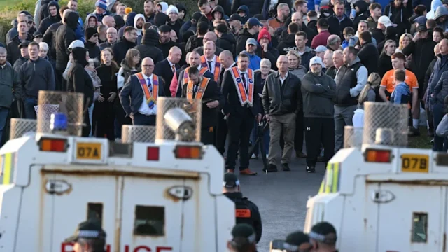 “Follia”: situazione di stallo nella città dell’Irlanda del Nord mentre i manifestanti bloccano la prima marcia degli orangisti da decenni