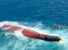 Recuperati alcuni corpi mentre i soccorritori cercano oltre 100 dispersi dopo il ribaltamento di un traghetto indonesiano