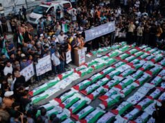 I palestinesi di Gaza seppelliscono i resti di 100 persone recuperati dalle macerie