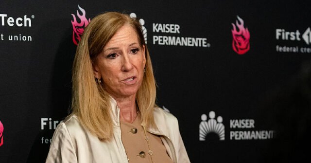 La 3 volte medaglia d’oro olimpica sponsorizza la petizione che chiede alla WNBA di definire una donna La 3 volte medaglia d’oro olimpica sponsorizza la petizione che chiede alla WNBA di definire una donna