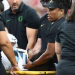 GUARDA: Il giocatore dell’USC sorride a bordo campo dopo un colpo illegale che ha mandato il QB dell’Oregon all’ospedale
