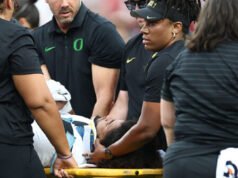 GUARDA: Il giocatore dell’USC sorride a bordo campo dopo un colpo illegale che ha mandato il QB dell’Oregon all’ospedale