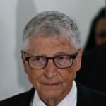 Bill Gates avverte che l’intelligenza artificiale potrebbe causare “un miliardo di morti” senza il controllo del governo