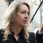 Elizabeth Holmes sarà rilasciata dalla prigione e mandata a metà strada l’anno prossimo