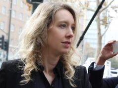 Elizabeth Holmes sarà rilasciata dalla prigione e mandata a metà strada l’anno prossimo