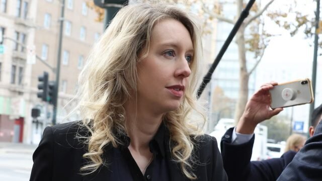 Elizabeth Holmes sarà rilasciata dalla prigione e mandata a metà strada l’anno prossimo