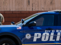 L’ICE arresta 100 persone durante un’irruzione in un bar di Memphis