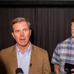 Beshear: non si possono bandire gli uomini biologici dagli sport femminili perché la regolamentazione rovina le cose, serve una regolamentazione dell’intelligenza artificiale