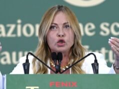 La Meloni vuole vietare il burqa nelle scuole e limitare il numero dei migranti nelle aule
