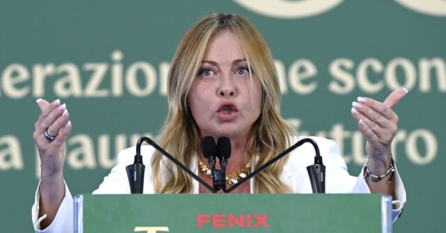 La Meloni vuole vietare il burqa nelle scuole e limitare il numero dei migranti nelle aule La Meloni vuole vietare il burqa nelle scuole e limitare il numero dei migranti nelle aule