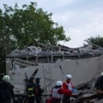 Attacchi russi uccidono 2 persone in Ucraina mentre Mosca respinge le richieste di allentare l’escalation