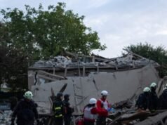 Attacchi russi uccidono 2 persone in Ucraina mentre Mosca respinge le richieste di allentare l’escalation