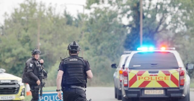 Evacuazioni vicino alla sede della Royal Air Force dopo gli arresti di esplosivi Evacuazioni vicino alla sede della Royal Air Force dopo gli arresti di esplosivi