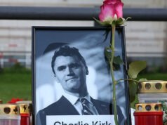 FOTO: La statua di Charlie Kirk di Turning Point USA è stata vandalizzata
