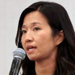 La sindaca democratica di Boston Michelle Wu finanzia l’attivismo politico dei migranti