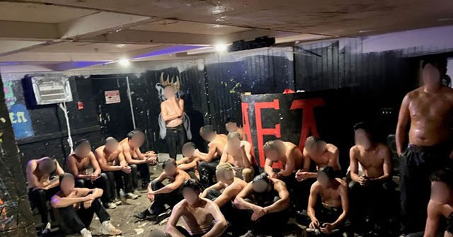 30 uomini trovati “coperti di cibo e condimenti” nel seminterrato della confraternita 30 uomini trovati “coperti di cibo e condimenti” nel seminterrato della confraternita