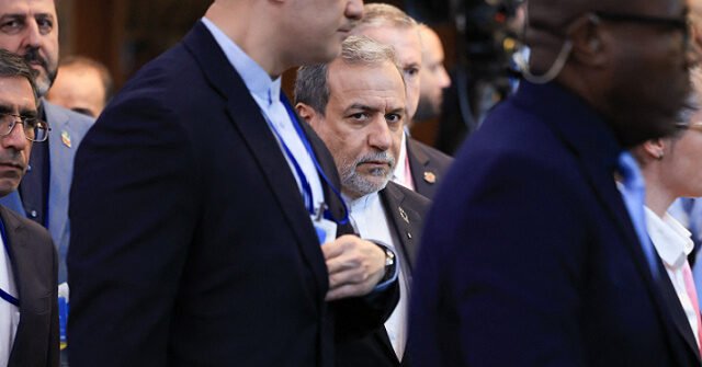 I terroristi iraniani “intransigenti” si lamentano mentre il ministro degli Esteri incontra l’inviato di Trump I terroristi iraniani “intransigenti” si lamentano mentre il ministro degli Esteri incontra l’inviato di Trump