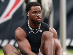 La NFL ordina ad Azeez Al-Shaair dei texani di rimuovere il nome della ragazza palestinese da Eye Black