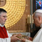 Guarda: Papa Leone XIV bacia la corona di spine di Gesù nella rinnovata Notre Dame