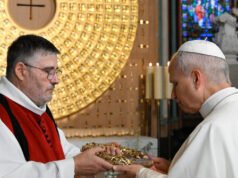 Guarda: Papa Leone XIV bacia la corona di spine di Gesù nella rinnovata Notre Dame