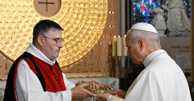 Guarda: Papa Leone XIV bacia la corona di spine di Gesù nella rinnovata Notre Dame Guarda: Papa Leone XIV bacia la corona di spine di Gesù nella rinnovata Notre Dame