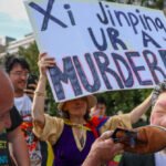 Centinaia di persone protestano contro il comunismo cinese vicino a Washington durante la cena di stato per Xi