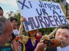 Centinaia di persone protestano contro il comunismo cinese vicino a Washington durante la cena di stato per Xi