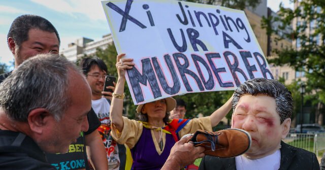 Centinaia di persone protestano contro il comunismo cinese vicino a Washington durante la cena di stato per Xi Centinaia di persone protestano contro il comunismo cinese vicino a Washington durante la cena di stato per Xi