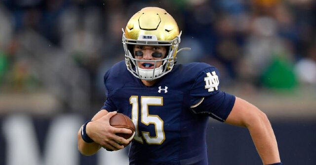 L’ex QB dell’ND Phil Jurkovec arrestato per presunto furto di camion dall’ospedale L’ex QB dell’ND Phil Jurkovec arrestato per presunto furto di camion dall’ospedale