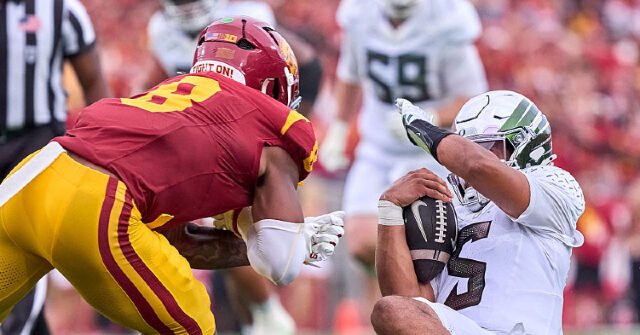 Desman Stephens II della USC sospeso per un colpo sporco che ha mandato il QB dell’Oregon all’ospedale Desman Stephens II della USC sospeso per un colpo sporco che ha mandato il QB dell’Oregon all’ospedale
