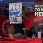 Lo scontro tra gli attivisti della TPUSA delle scuole superiori e la madre locale si intensifica