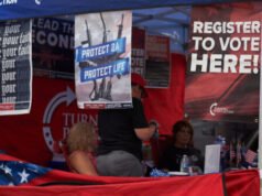 Lo scontro tra gli attivisti della TPUSA delle scuole superiori e la madre locale si intensifica