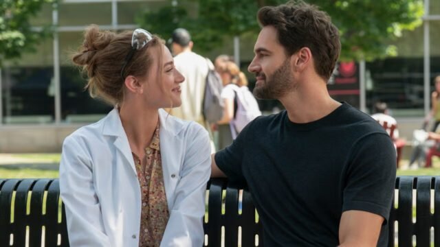 Recensione di “The Love Hypothesis”: Charming Romance si attiene alla formula