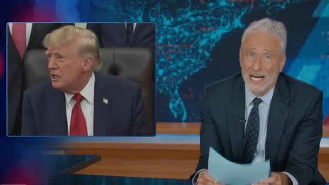 Jon Stewart strappa Trump dopo il divieto di stampa della Casa Bianca, gli suggerisce di provare a “presidere meglio”