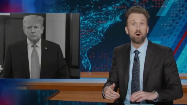 Il “Daily Show” prende in giro l’amministratore Trump per aver negato che l’annuncio riproposto sia uno spot elettorale