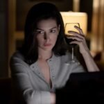 Recensione Verity: Anne Hathaway è campy nell’adattamento di Colleen Hoover