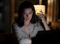 Recensione Verity: Anne Hathaway è campy nell’adattamento di Colleen Hoover