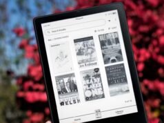 Ottieni uno sconto del 39% su questo pacchetto Kindle Paperwhite Signature con dock di ricarica wireless e custodia