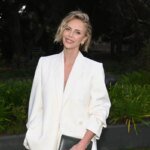 Charlize Theron compare al festival imbevuto di champagne e altre storie dalla rubrica