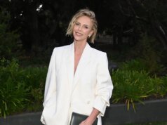 Charlize Theron compare al festival imbevuto di champagne e altre storie dalla rubrica