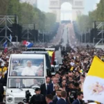 Centinaia di migliaia a Parigi acclamano Papa Leone nel più grande evento della tournée francese