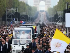 Centinaia di migliaia a Parigi acclamano Papa Leone nel più grande evento della tournée francese