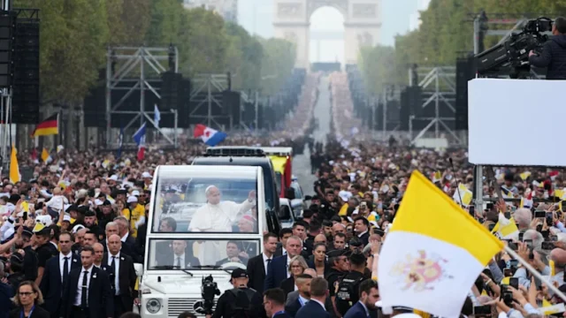 Centinaia di migliaia a Parigi acclamano Papa Leone nel più grande evento della tournée francese