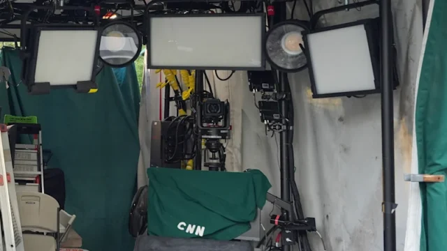 Le reti televisive si rifiutano di coprire Trump in solidarietà con la CNN dopo il divieto Le reti televisive si rifiutano di coprire Trump in solidarietà con la CNN dopo il divieto