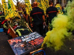 I lavoratori pubblici in Francia scioperano per la retribuzione mentre le proteste studentesche diventano violente
