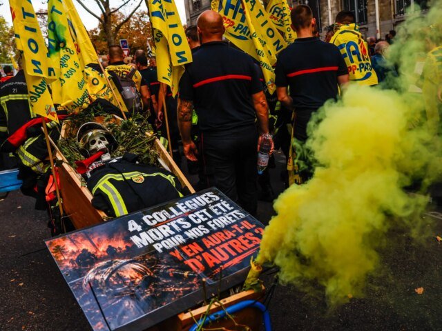 I lavoratori pubblici in Francia scioperano per la retribuzione mentre le proteste studentesche diventano violente I lavoratori pubblici in Francia scioperano per la retribuzione mentre le proteste studentesche diventano violente