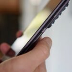 Perché il sensore di impronte digitali montato lateralmente di Samsung batte ogni opzione sotto il display che ho testato